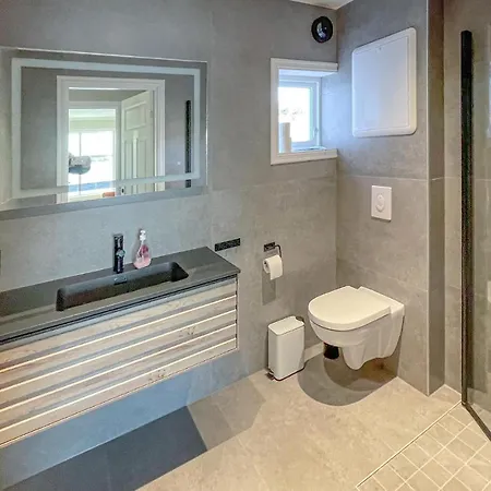 4 Bedroom Awesome In Appartement